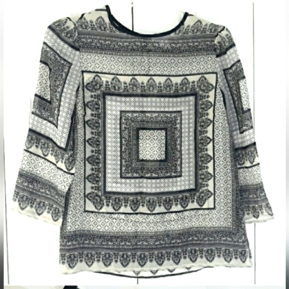 WD. NY Top 3/4 Sleeve Sheer Floral and geometric Pattern Black Gray Size Medium